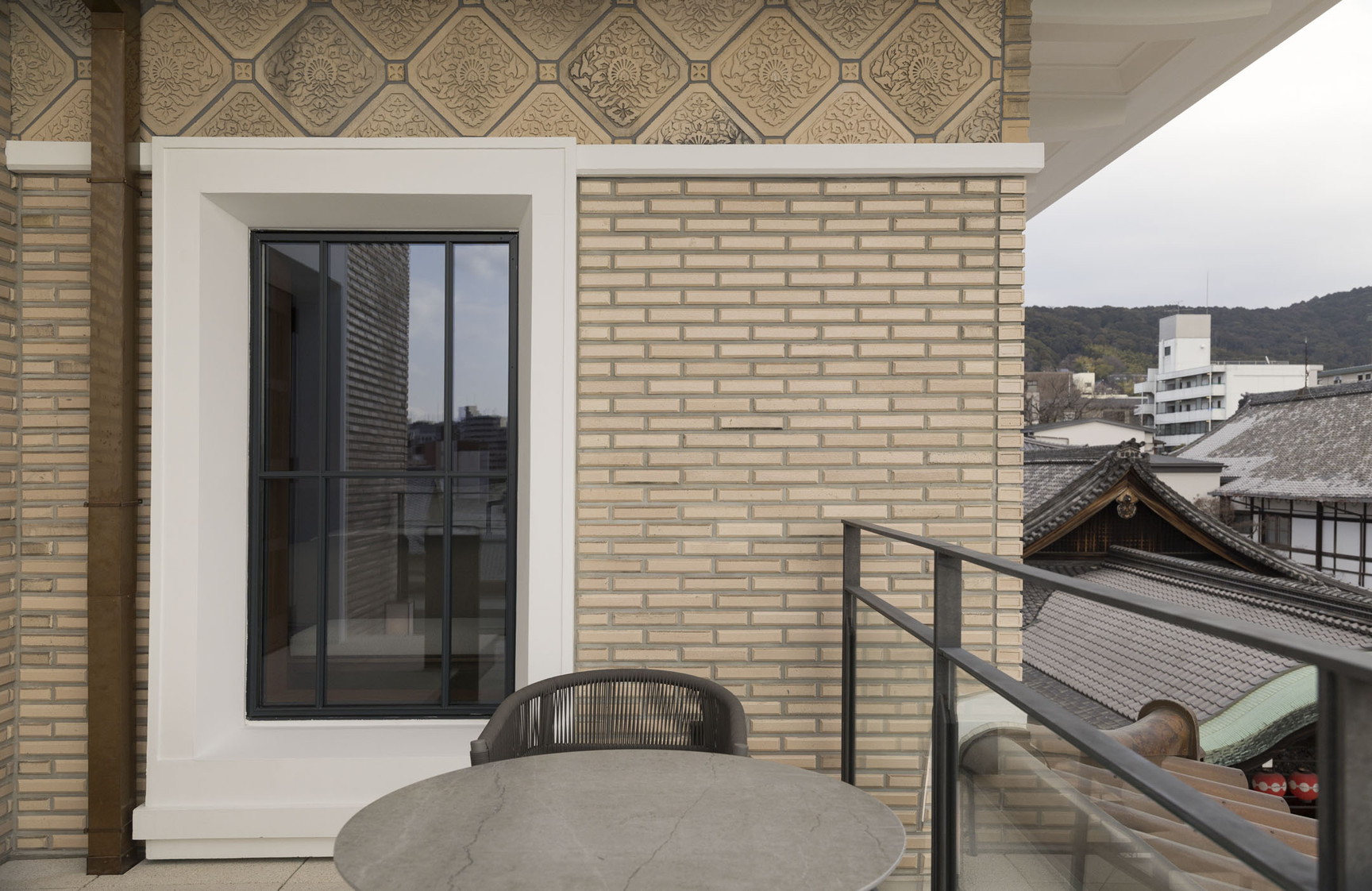 保存エリア・本棟の1室だけ構えた103㎡（＋バルコニー13㎡）の「弥栄スイート」バルコニー