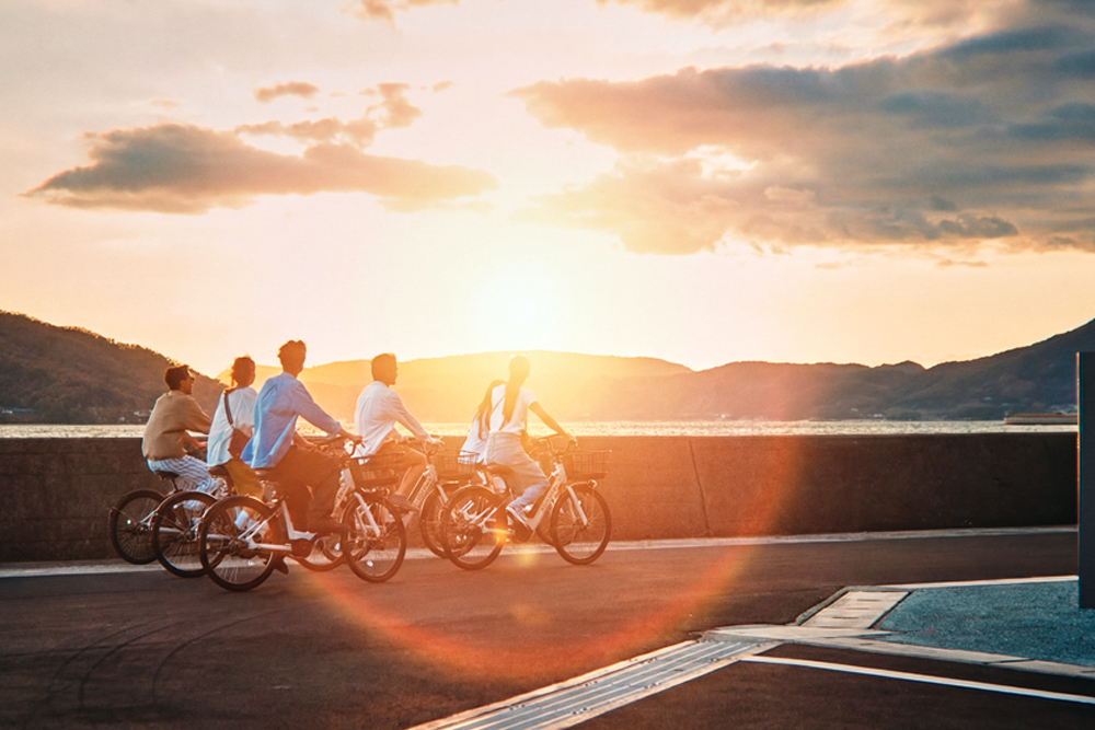 海沿いの絶景スポットやオリーブの木々が植えられた街並みを巡るのも、同施設に滞在する贅沢な時間だ。施設近隣の散歩やレンタルサイクル（予約サイト：HELLO CYCLING 　https://www.hellocycling.jp/station/kagawa/）で回るもよし。小豆島ならではの‟島時間”をゆったりと楽しめる