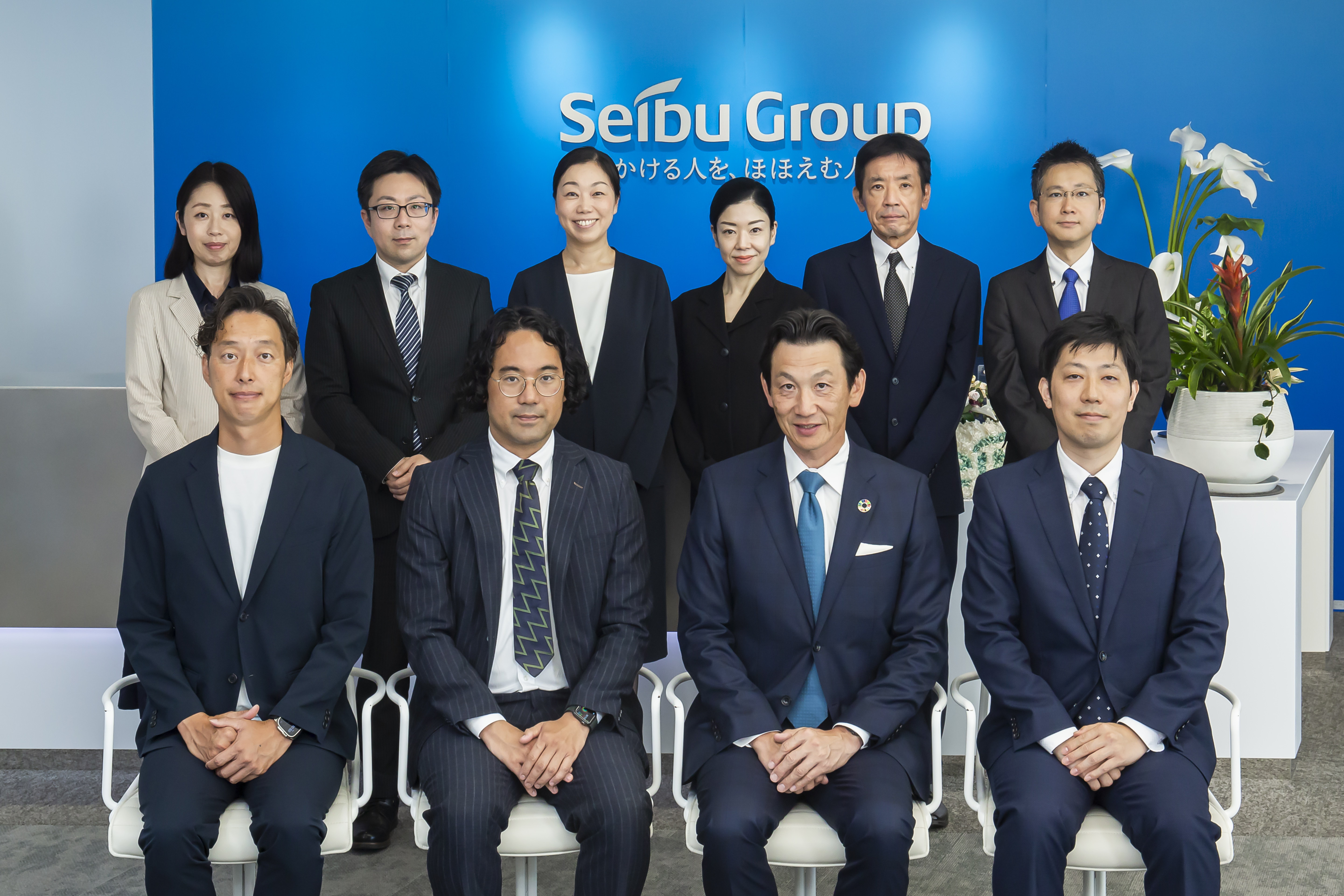 写真前段左からタイムマシーン㈱ 前田一樹氏、㈱カミナシ 宮城徹也氏、㈱西武・プリンスホテルズワールドワイド 村井宏通氏、㈱BMLフード・サイエンス 竹内佑太氏。 後段左から㈱西武・プリンスホテルズワールドワイド品質管理部 淀川優子氏、小林玄太氏、泉美保氏、春木絢音氏、津田毅氏、㈱BMLフード・サイエンス 平田朋徳氏