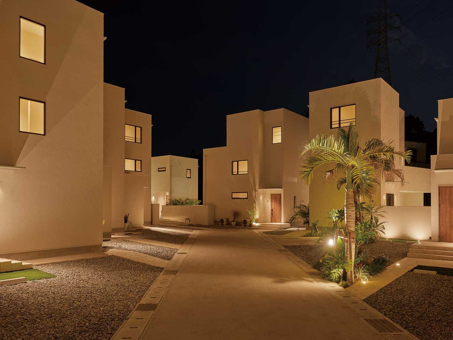 夜間はライトアップで幻想的な雰囲気を演出