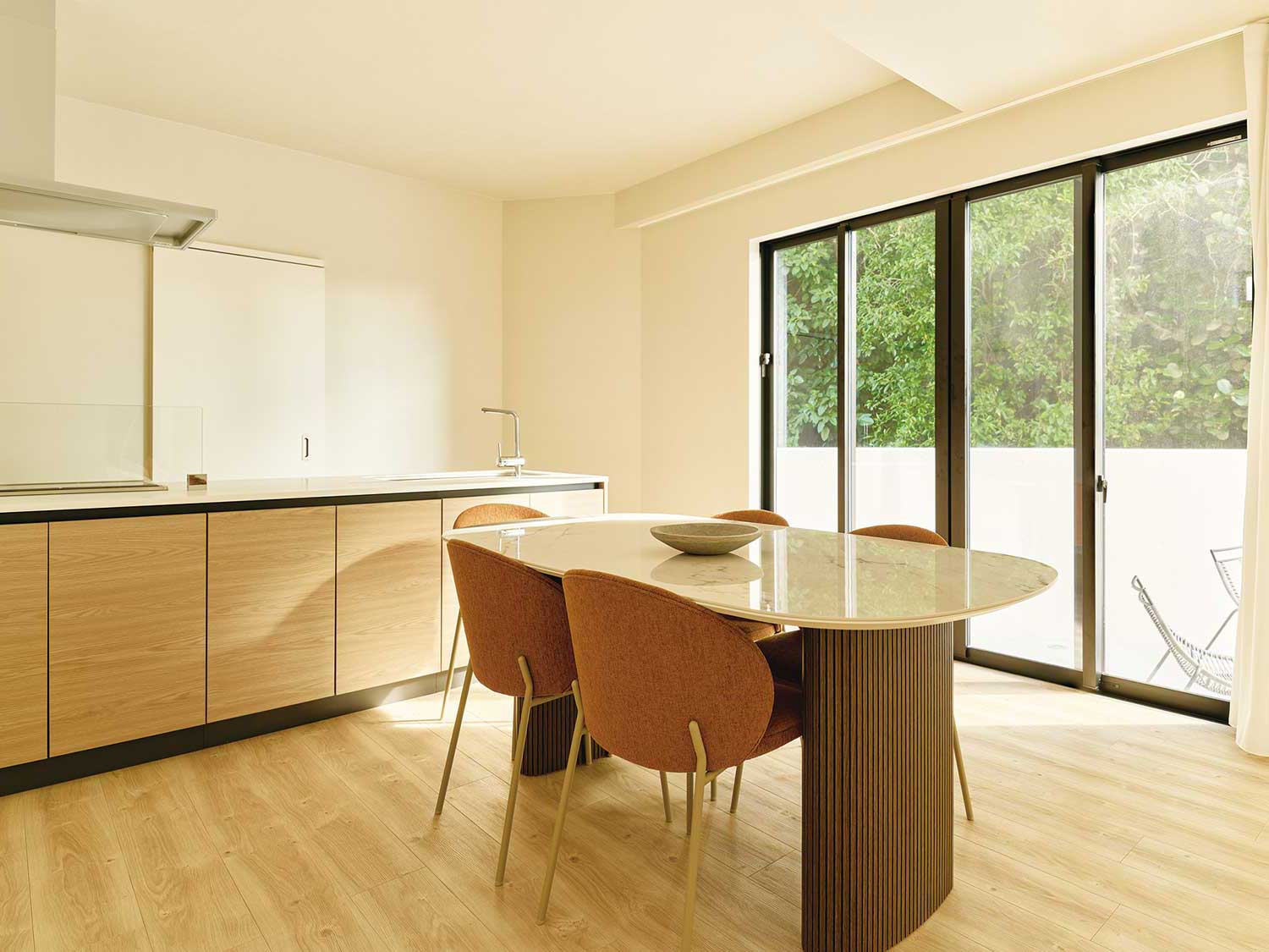 開放的なダイニングテラスではバーベキューもできる（Photo © Ichi Nakamura）