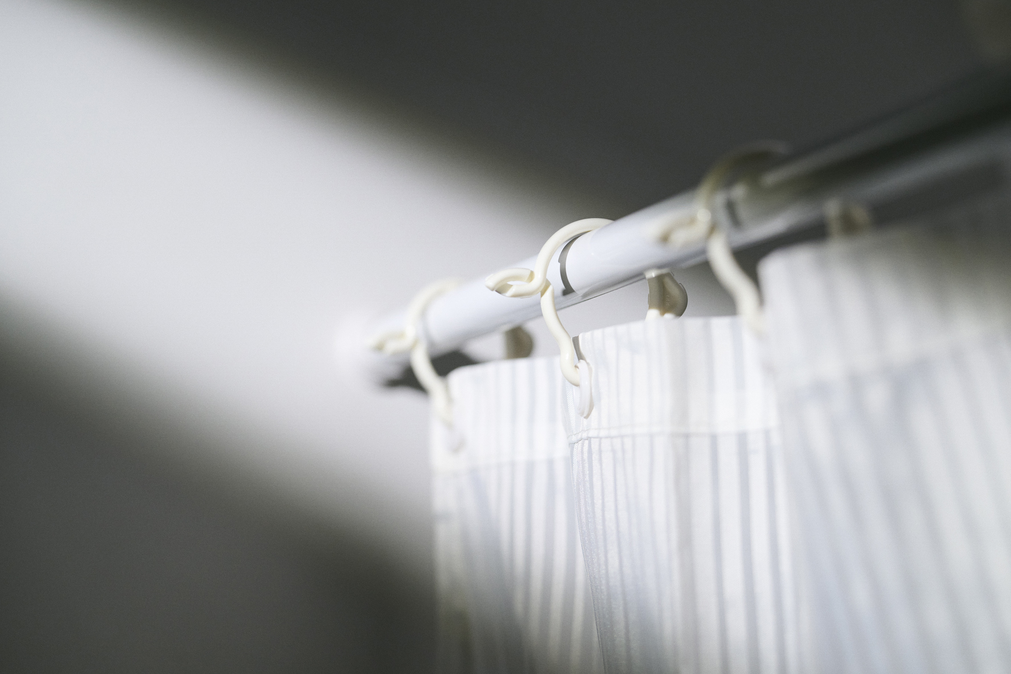 シャワーカーテン交換の常識を変える、新たなアイテム登場 YKKスナップファスナーが挑む、ホテル清掃の時短イノベーション