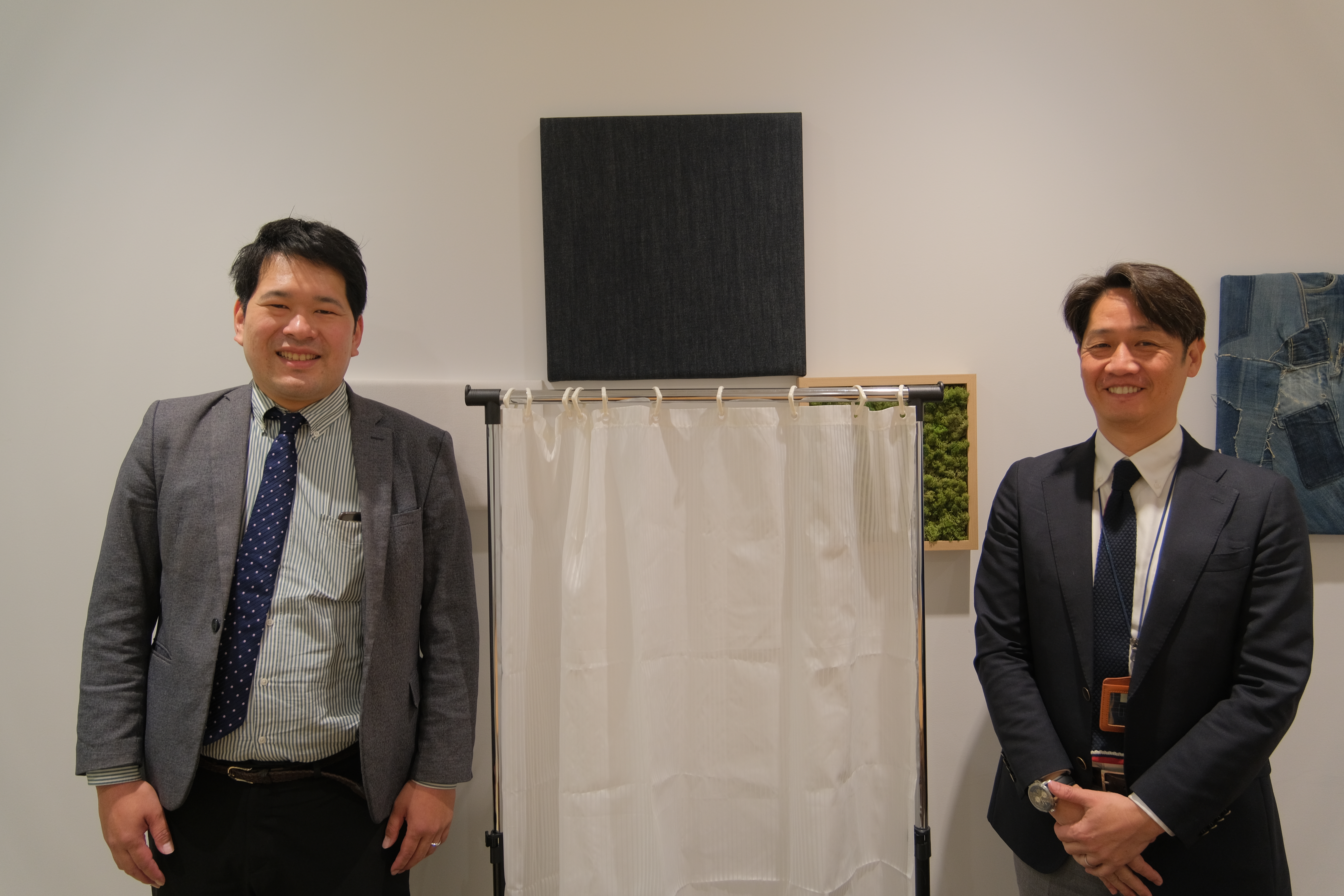 写真右から、YKKスナップファスナー 営業本部 東京支店 3グループグループ長・松澤伸哉氏、同社営業本部 福山支店 1グループ・佐原圭一氏