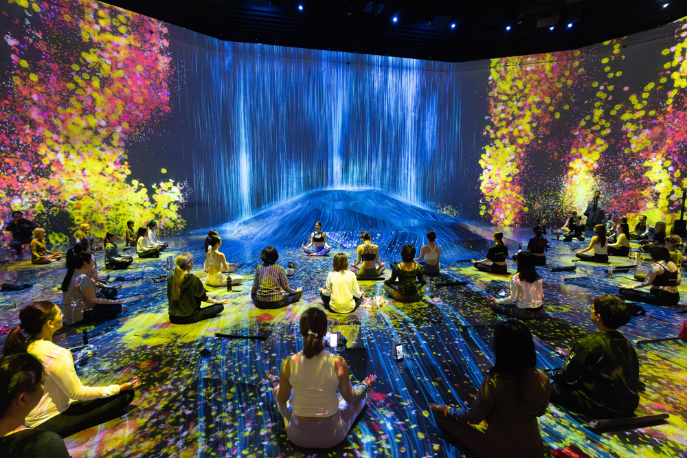 ヨガが行なわれた作品空間。《人々のための岩に憑依する滝》や《花と人、コントロールできないけれども共に生きる – A Whole Year per Hour》など、空間で次々と変化し混ざり合う作品と自らの動きを重ねる瞬間、思考がふっとほどけ、心が静まるような‟無我の境地”に近い感覚を覚えた参加者も少なくないのではないだろうか？