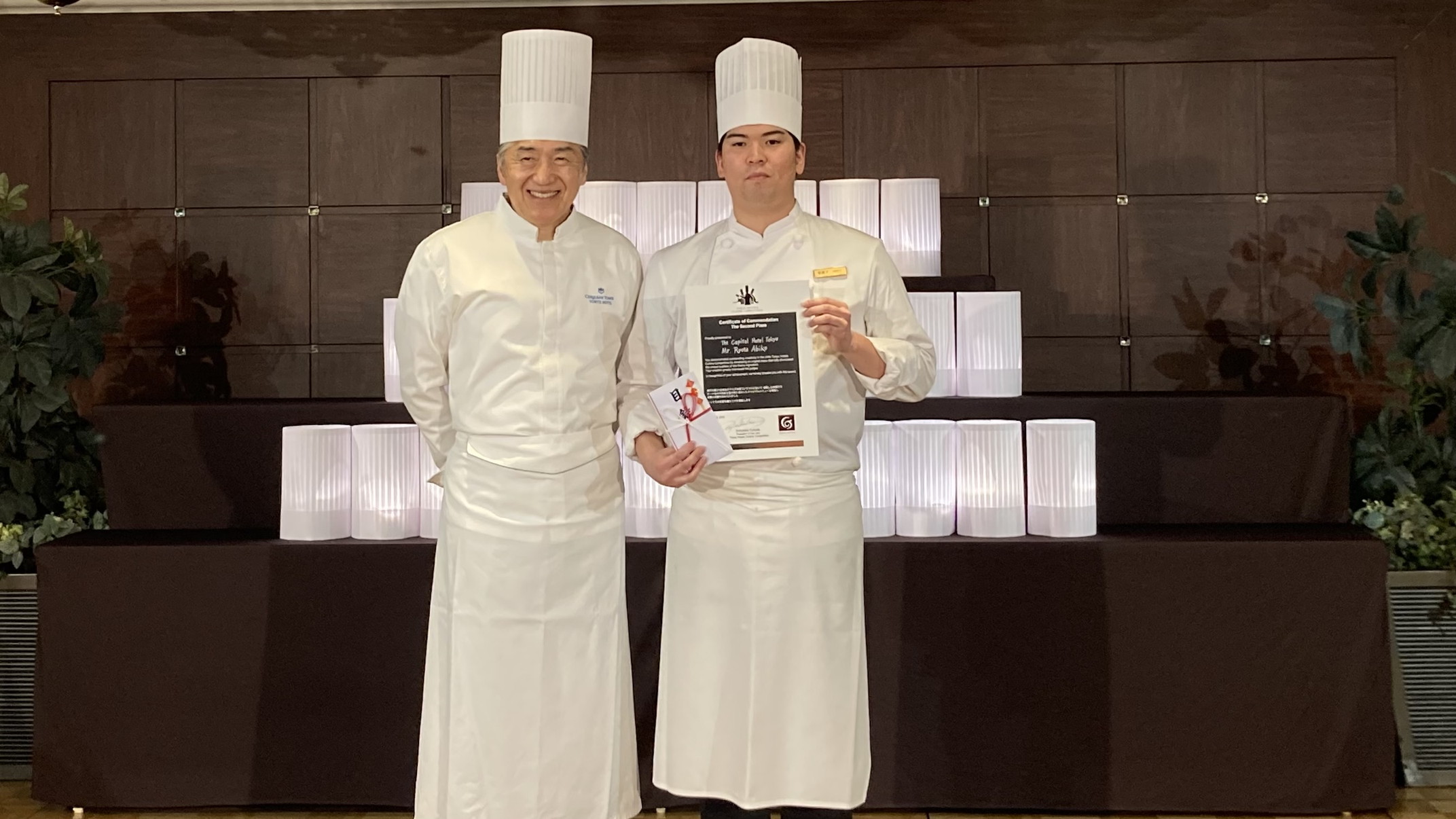 準グランプリ「ザ・キャピトルホテル東急」安孫子さん、左はセルリアンタワー東急ホテル名誉総料理長 福田順彦氏