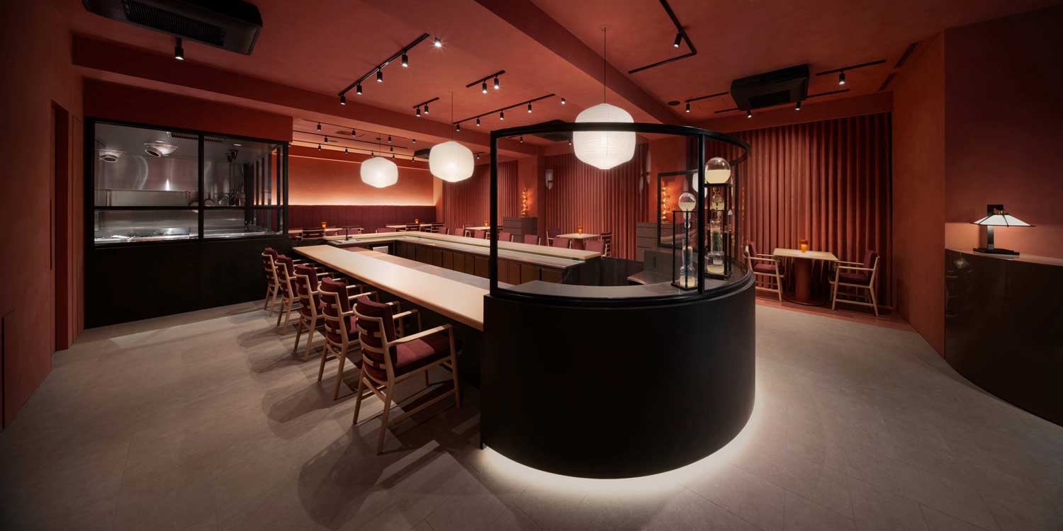 2026年2月21日開業した「HRMT　STAGE（エイチアールエムティー ステージ）」（東京・恵比寿）の象徴的なカウンター。同社が培ってきたの伝統を再構築し次世代への継承を目的とした新しいレストラン。内装はデザインオフィスnendo（代表 佐藤オオキ氏）