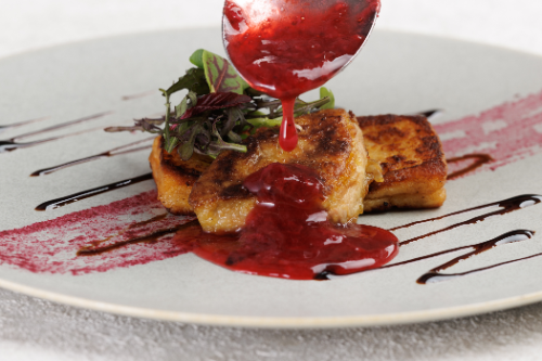 ディナー時および1人1皿限定の「フォアグラのポアレとパンペルデュ ベリー添え」