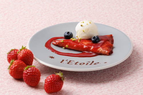 デザートコーナーのライブキッチンにて提供する「苺のクレープ シュゼット風」