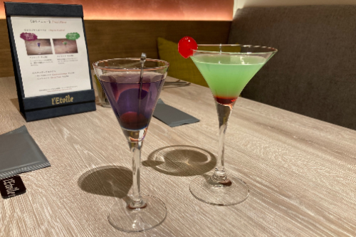 フォト映えを追求してカクテルメニューも増やし、左から「アメチスタ」（1500円）、「スメラルド」（1500円）