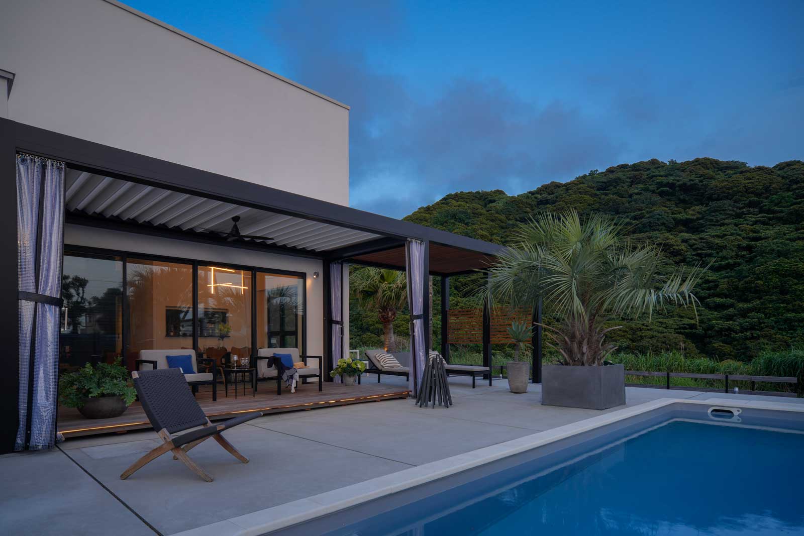 千葉県のレンタルヴィラ実例ー電動ルーフルーバー付きテラスがプールステイの優雅さを高める