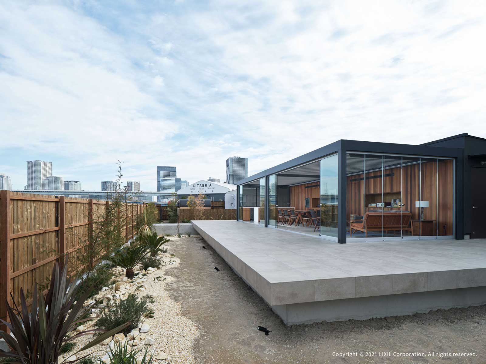 外観ースタイリッシュな建物の中心にテラス・サウナと一体で運用