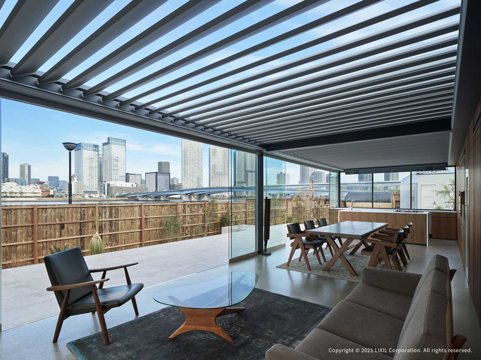 内観ーガラスパネルと電動ルーフルーバーが内と外をシームレスにつなぐ比類のない非日常空間