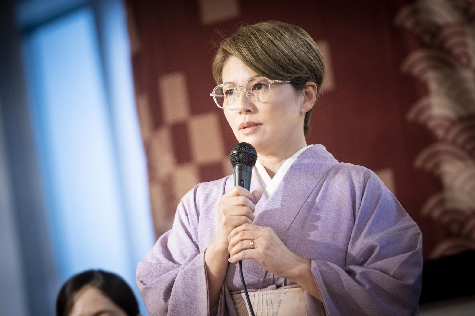 2026年3月27日、東京で会見が行なわれた。小濱ゆうき氏は「天変地異が起きてもそれだけは持って逃げる」と塩漬け用の杉板を説明。こだわり抜いた道具への想いがにじむ