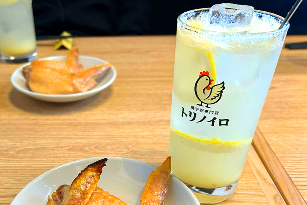 レモンの酸味とレモンゼストのほのかな苦味が調和した“手羽先専用レモンサワー”。「トリノイロ」の“焼手羽”はもちろん、“もも唐揚げ”とも相性が良い。美容意識の高い女性に加え、真夏日が増える昨今の気候背景もあり、性別問わず支持を集める一杯となりそうだ