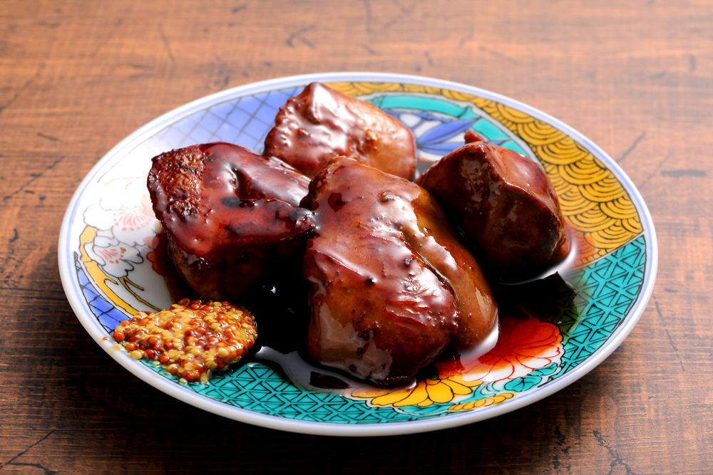 「トリノイロ」推しメニューの一つでもある皿焼きの“レバー(タレ)”。一口食べれば、質と鮮度のよいレバーを用いていることがわかる。同店の食材選びの一端がうかがえる一品だ