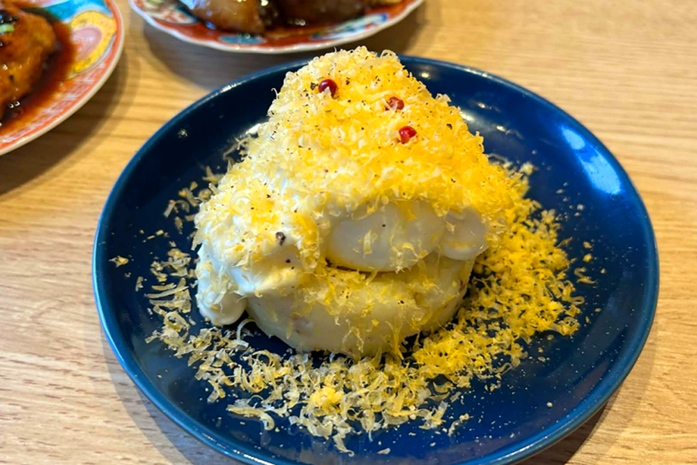 見目がキレイな「トリノイロ」の‟下川六〇酵素卵とミモレットチーズの手作りポテサラ“。同社は飲食店事業だけでなく、食物販事業も手掛けており、‟下川六〇酵素卵”は北海道下川町の「あべ養鶏場」と協業するブランド卵だ