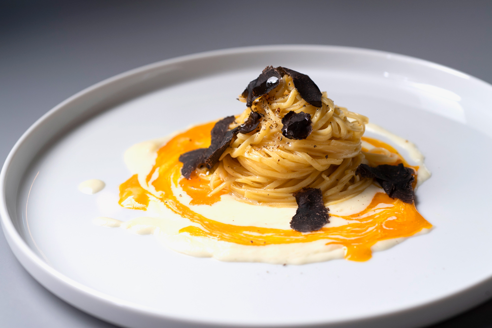 “名物タヤリン”。ピエモンテ発祥の、卵をたっぷりと練り込んだ手打ちパスタに、折々の旬の食材を合わせ、季節ごとに異なる表情で楽しめる一品になっている。現地では、どれだけ卵を使ったかを誇る文化があるといい、「うちもたっぷり使っています!!」と岩崎氏