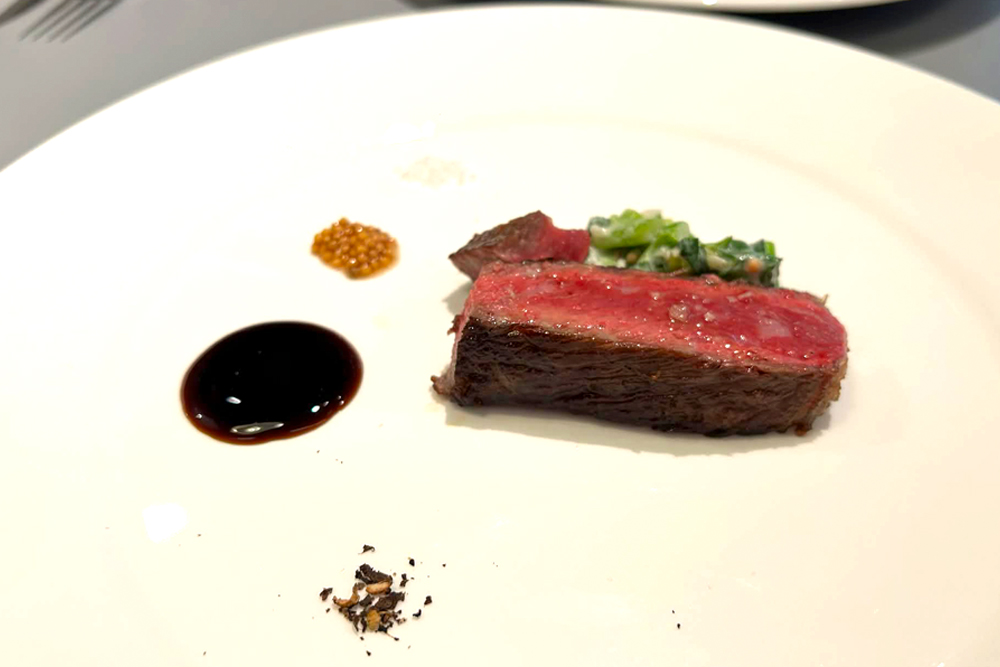 “群馬上州牛サーロイン 炭火焼き”。群馬のブランド牛“上州牛”のサーロインを、炭火で香ばしく焼き上げた一品だ。三輪氏はチャコールグリルを「LUCE」時代から取り入れたいと考えていたといい、上州牛特有の脂の甘味と旨味を、炭火の香ばしさとともに提供できる点に手応えを感じているという