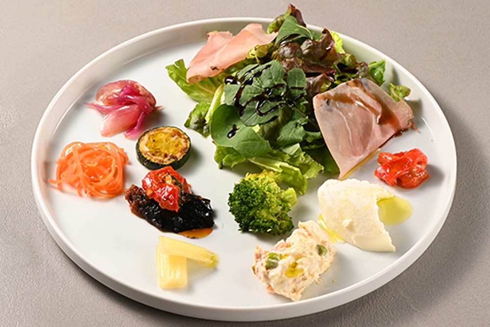 内容は異なるが、パスタランチでも野菜を中心とした前菜を10種類ほど乗せたプレートが、週替わりの季節感やイタリア現地らしさを大切にしたパスタと共に提供されている