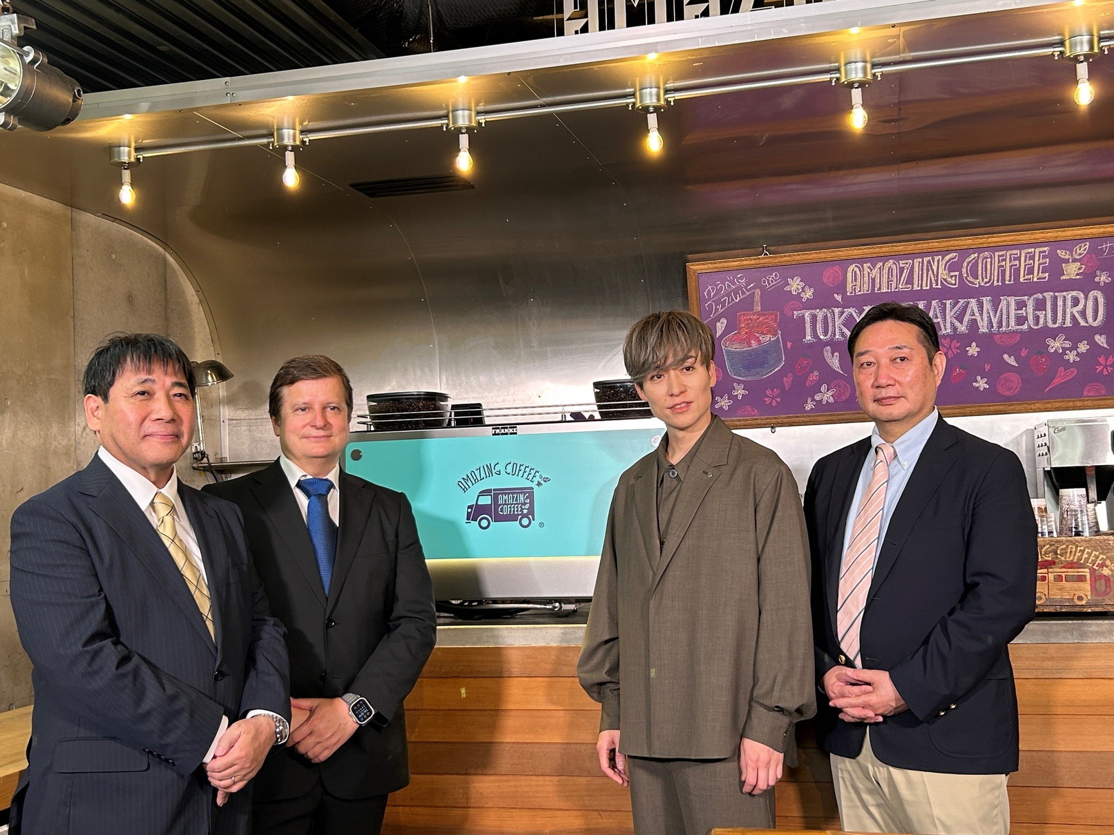 左より、フランケジャパン㈱コーヒーシステムズのマネージングディレクター 田中智康氏、フランケコーヒーシステムズのステファン・ニーデルベルガー氏、TETSUY氏、総代理店の三井倉庫ロジスティクス㈱ 奥津忠行氏