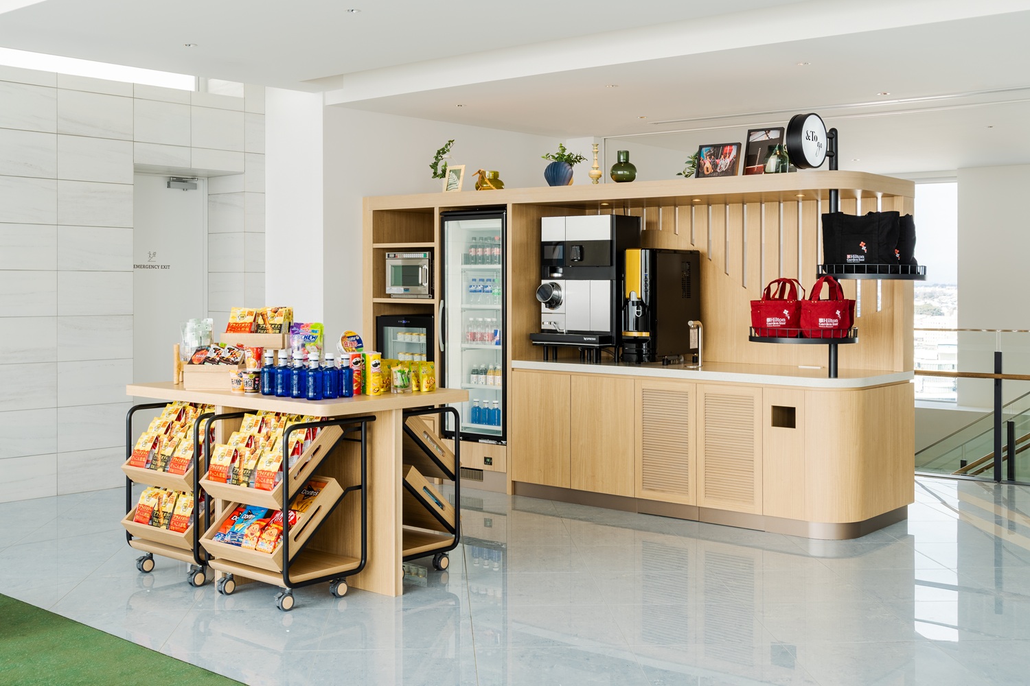 24時間無人店舗の&To Go（アンド・トゥー・ゴー）。当面、会計はフロンが担う